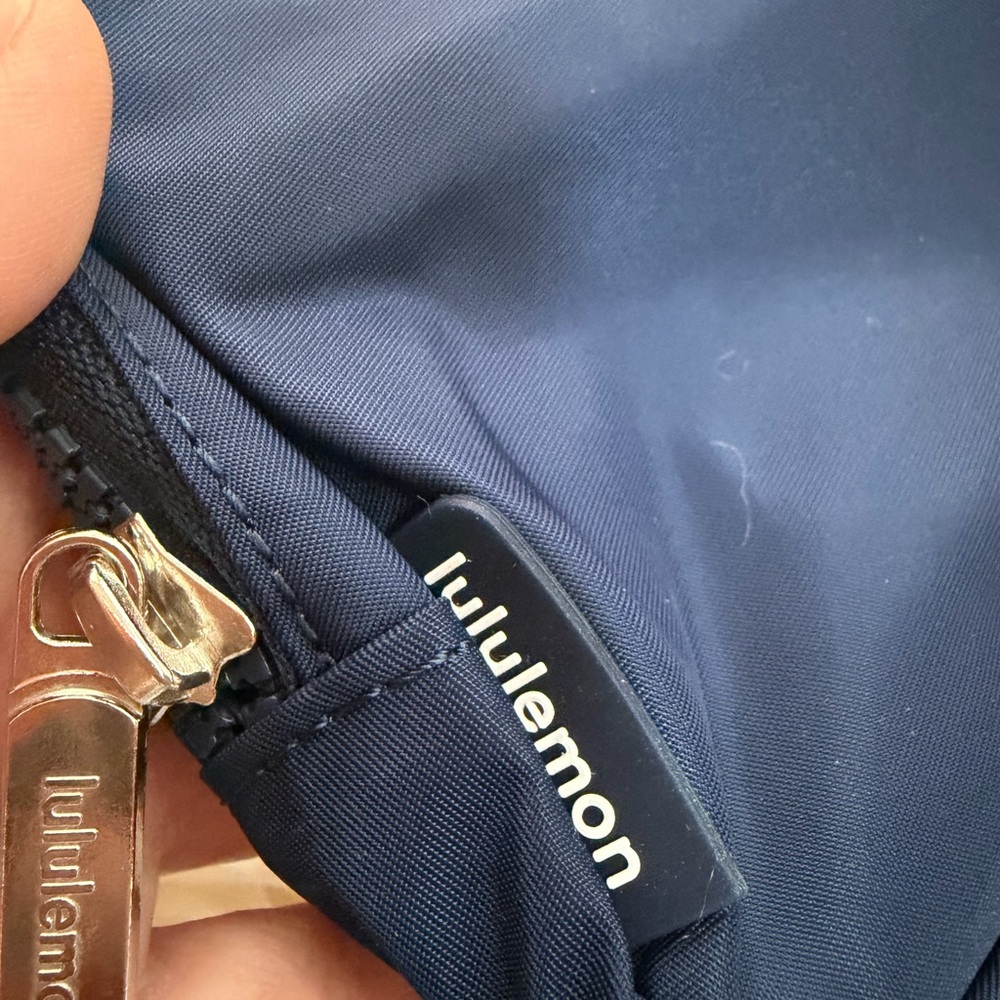 Lululemon Everywhere Belt Bag in navy blue - Picture 4 of 5